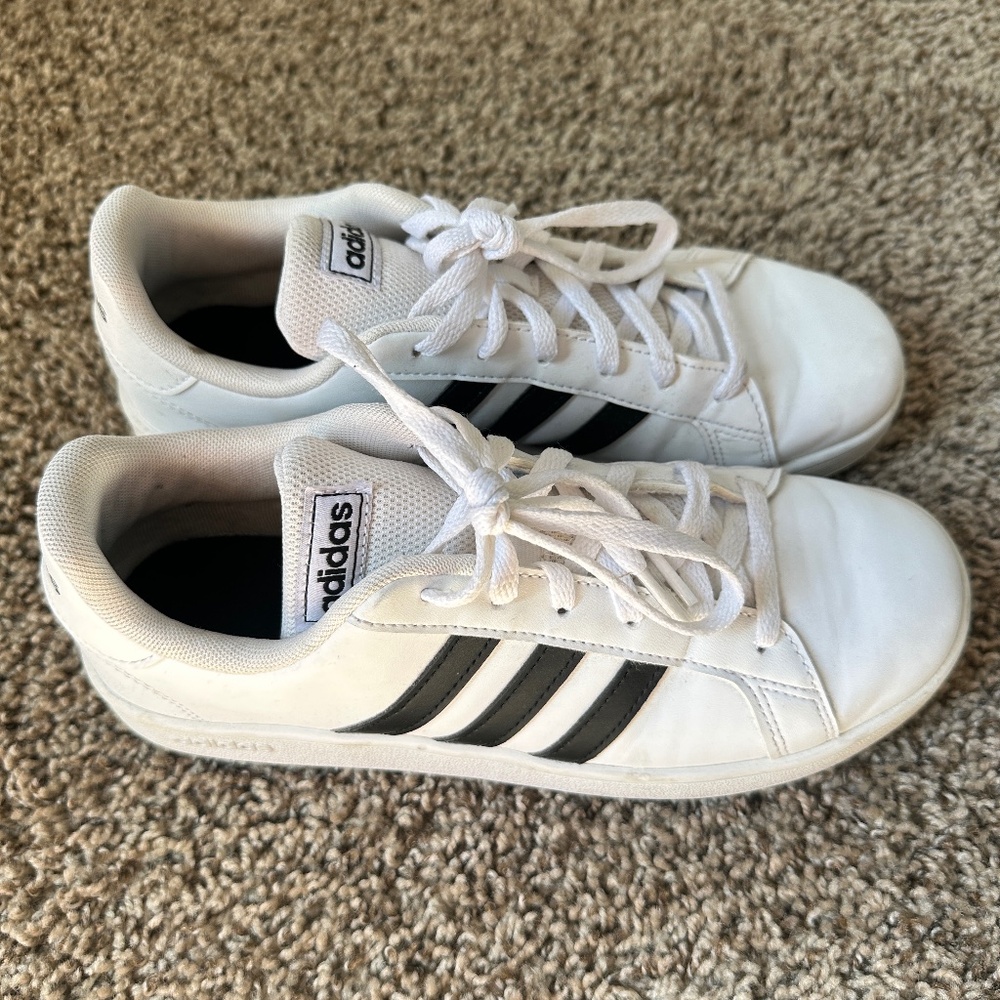 ADIDAS GRAND COURT White size 5.5 big kids